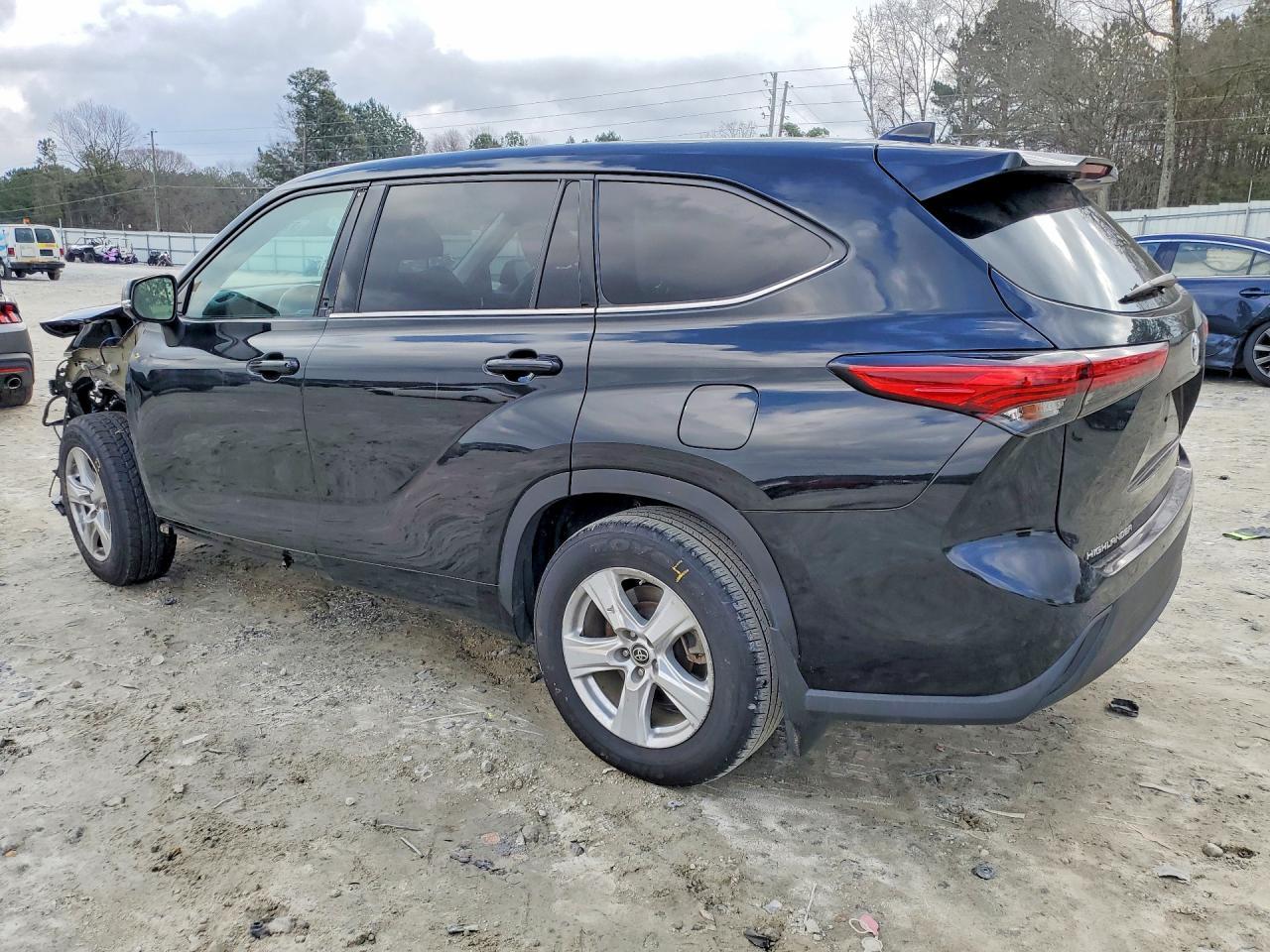 2021 Toyota Highlander L - Image 2