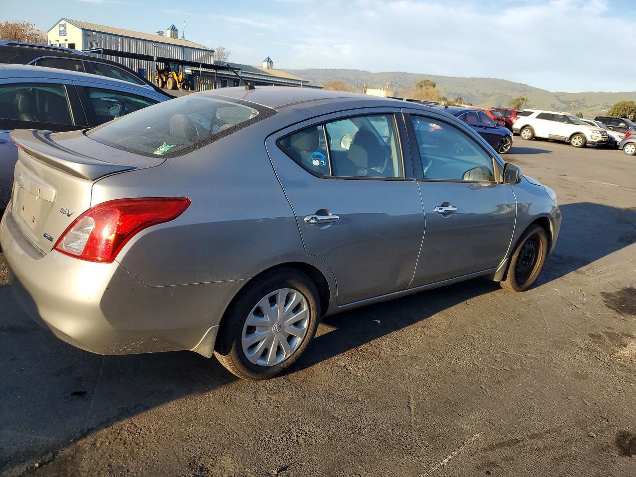 2014 Nissan Versa S - Фото 3