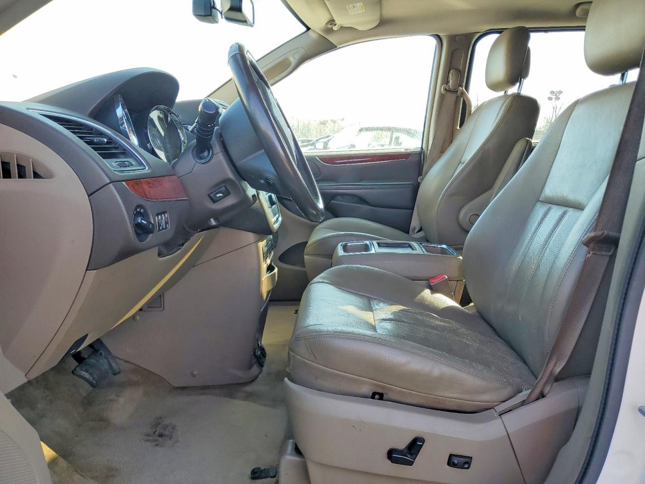 2012 Chrysler Town & Country Touring L - Image 7