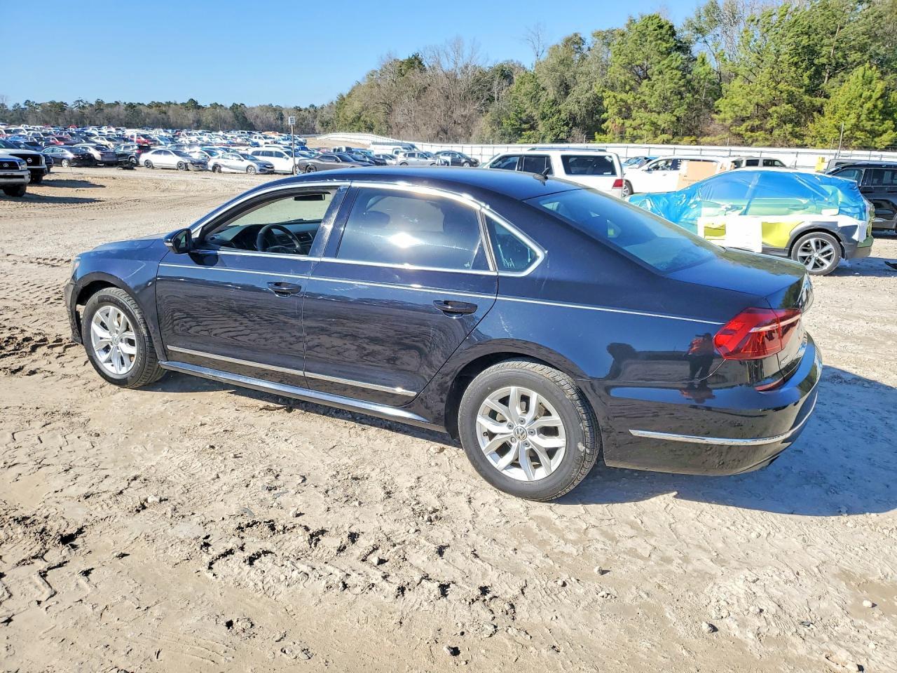 2017 Volkswagen Passat S - Фото 2