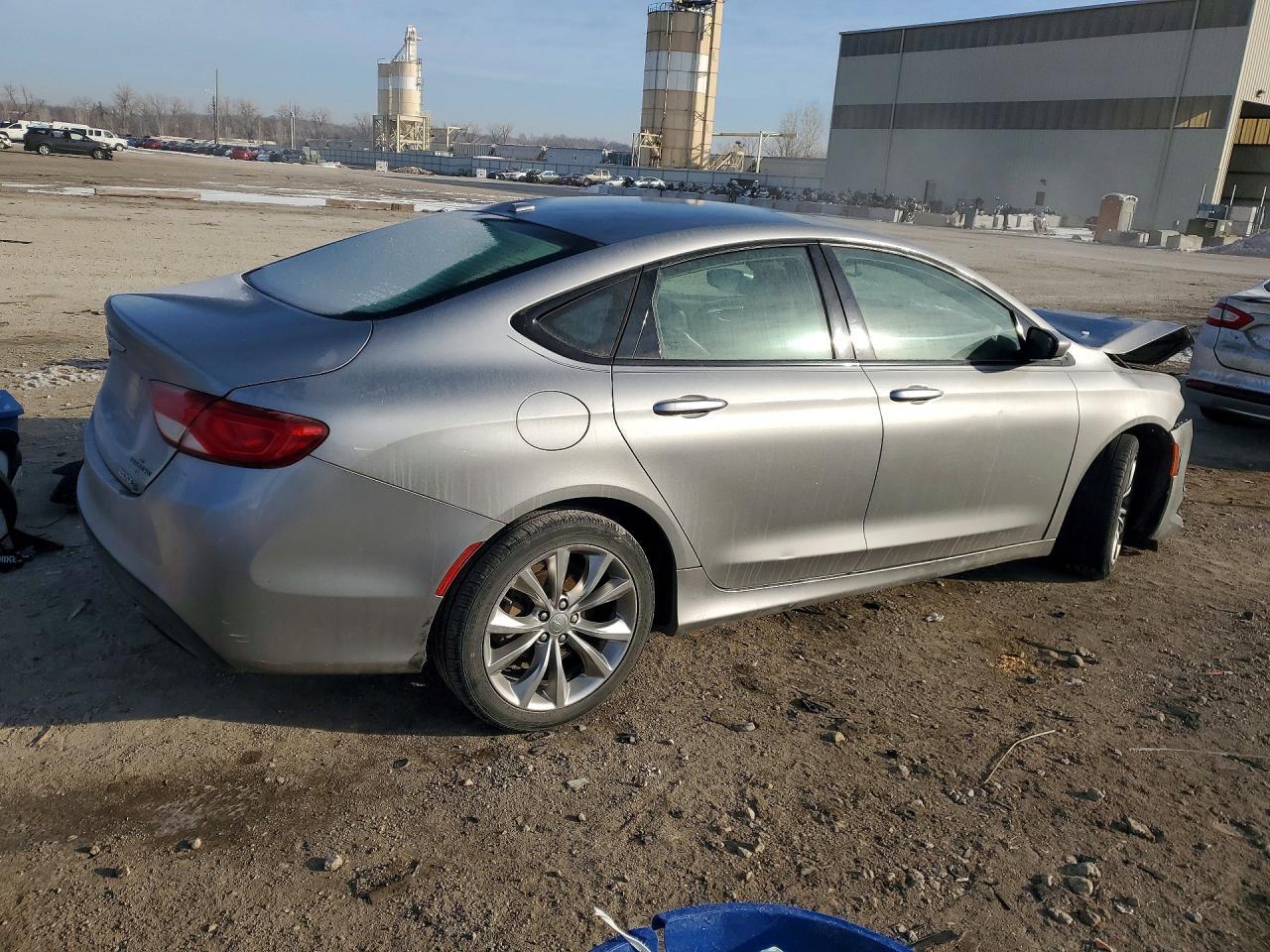 2015 Chrysler 200 S - Фото 3