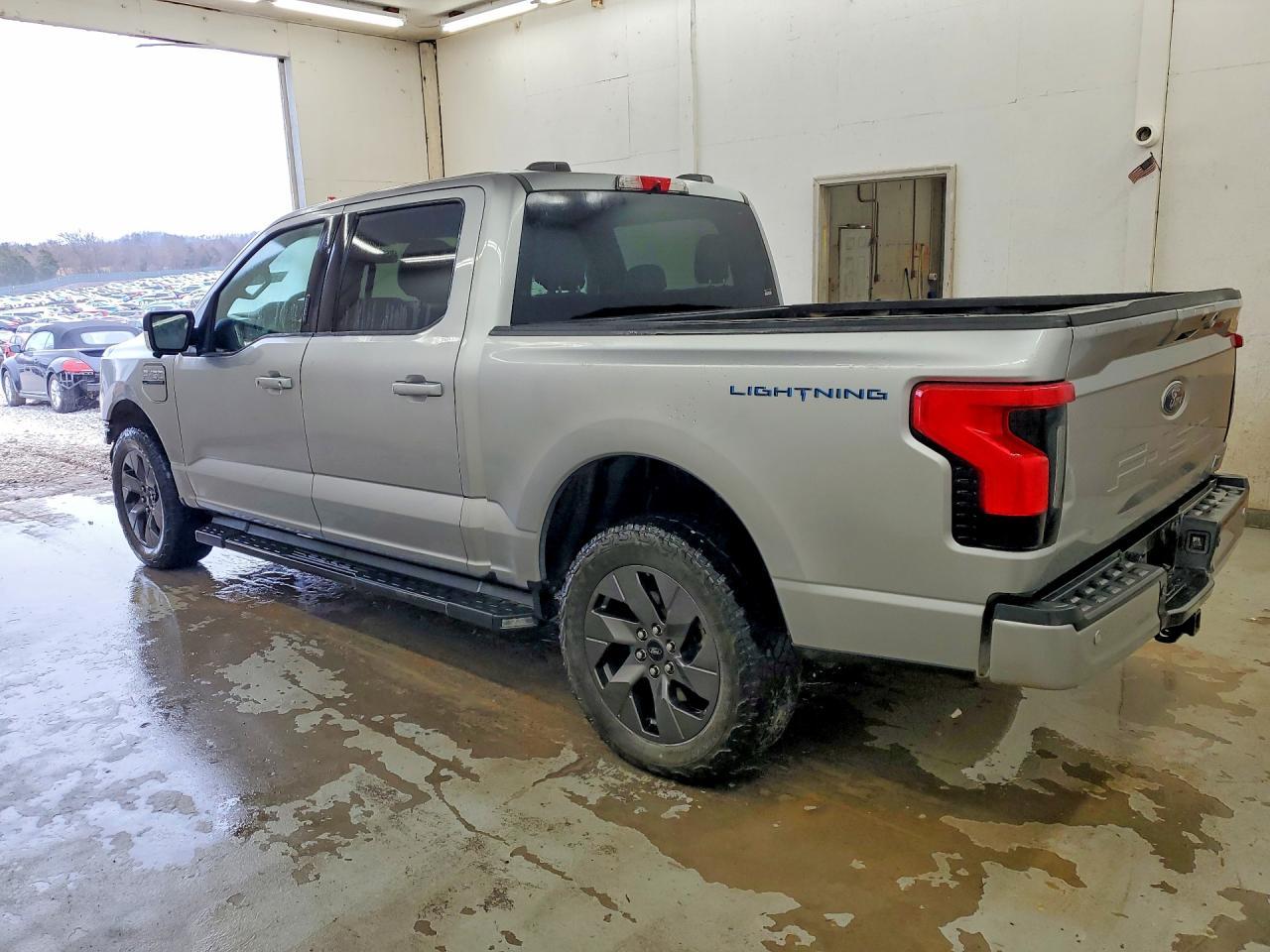 2023 Ford F150 Lightning Pro - Фото 2