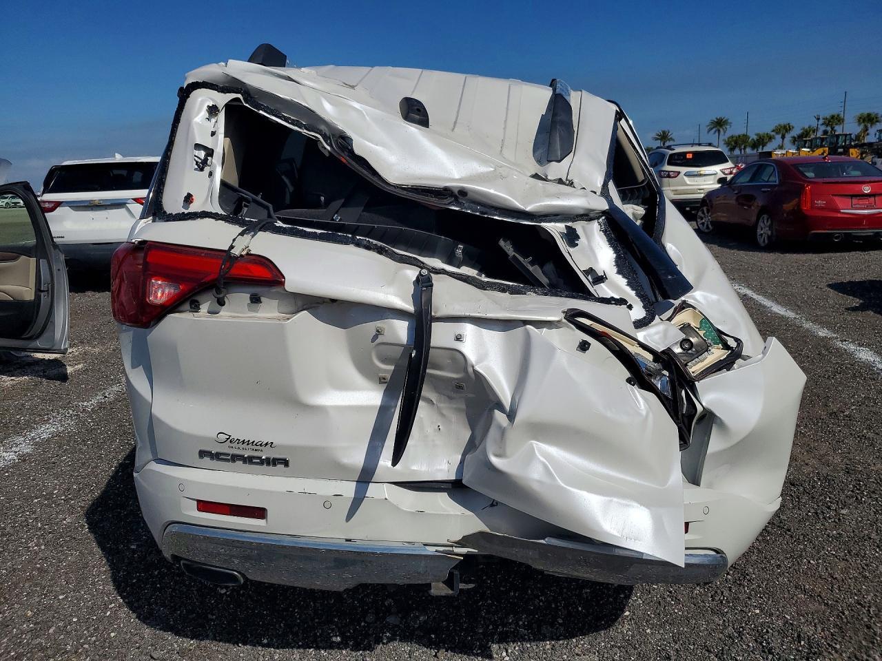 2017 GMC Acadia Denali - Фото 6