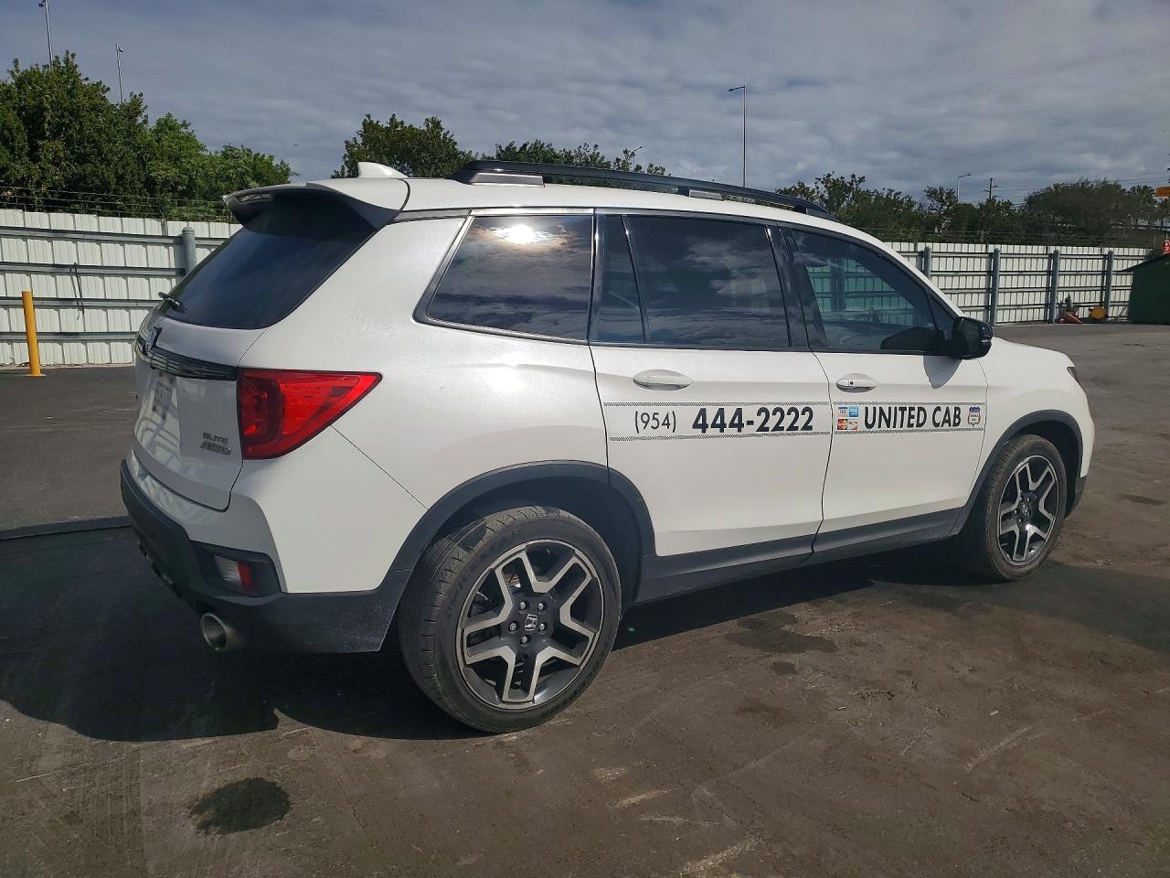 2023 Honda Passport - Image 3