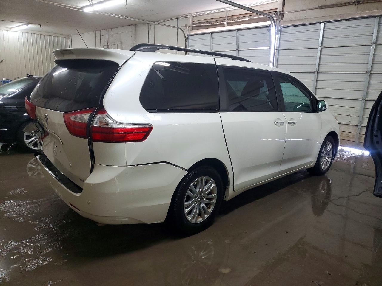 2017 Toyota Sienna Xle Premium 8-Passenger - Image 3