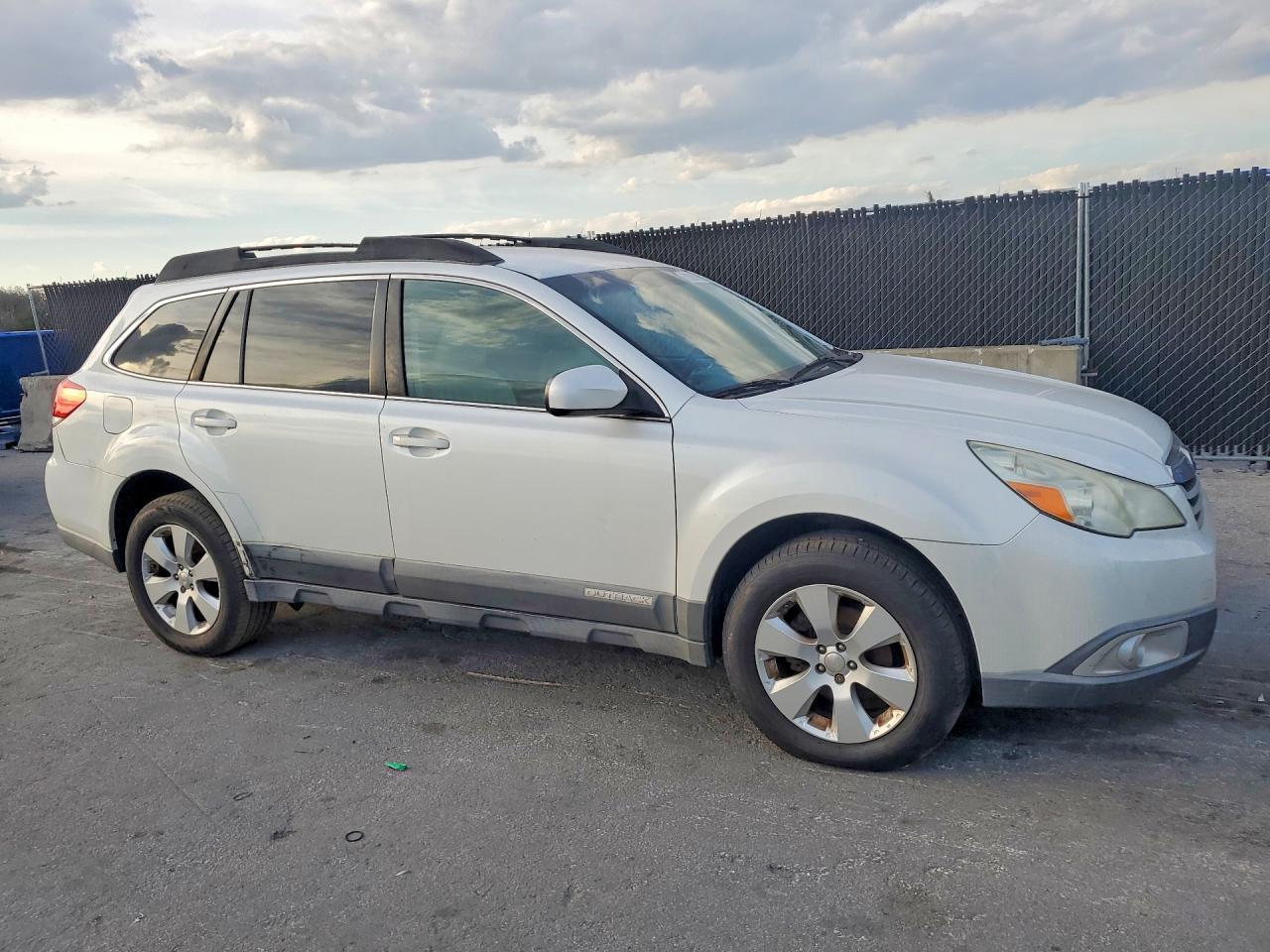 2010 Subaru Outback 2.5I Limited - Фото 4