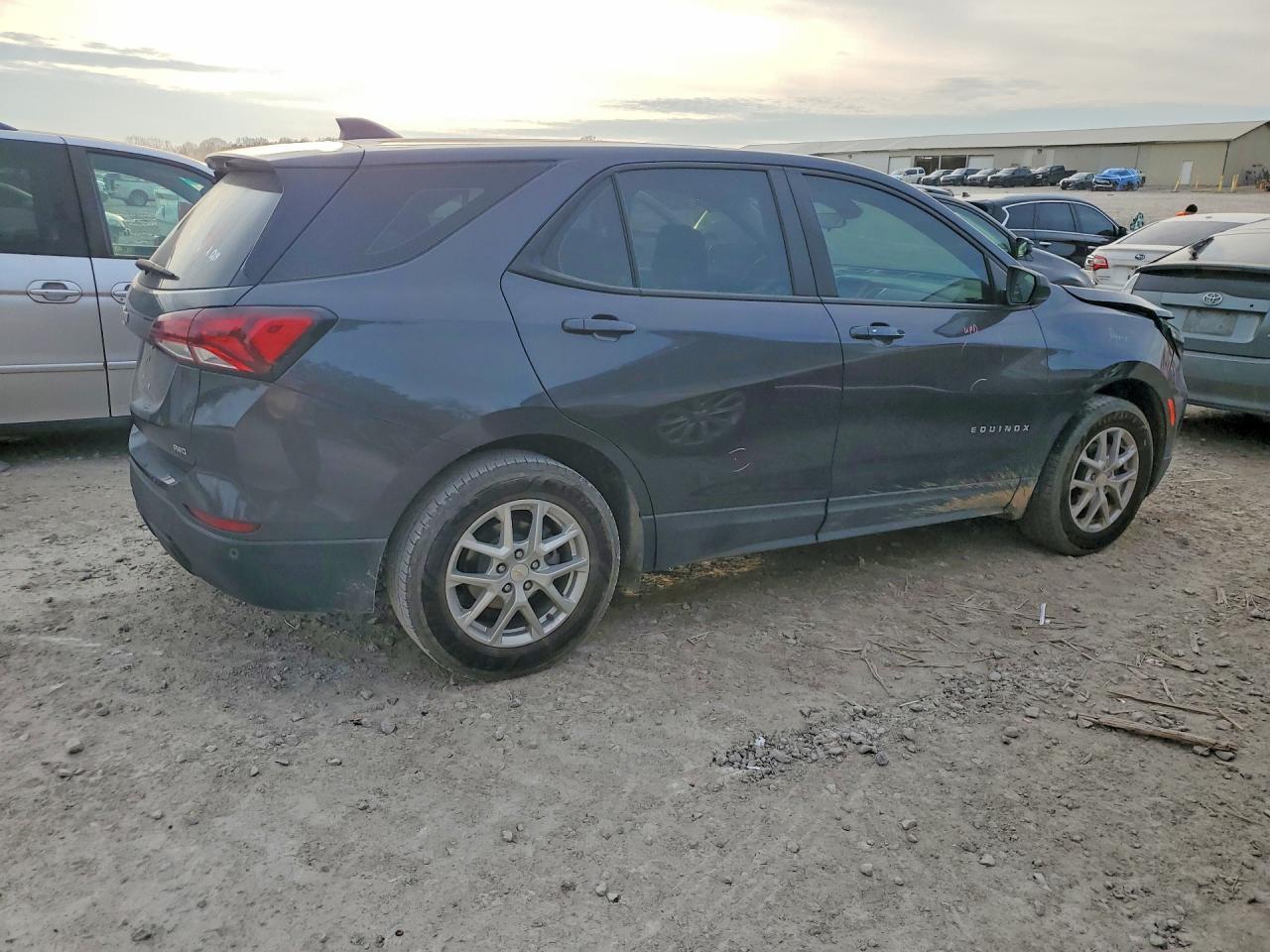 2022 Chevrolet Equinox Ls - Image 3