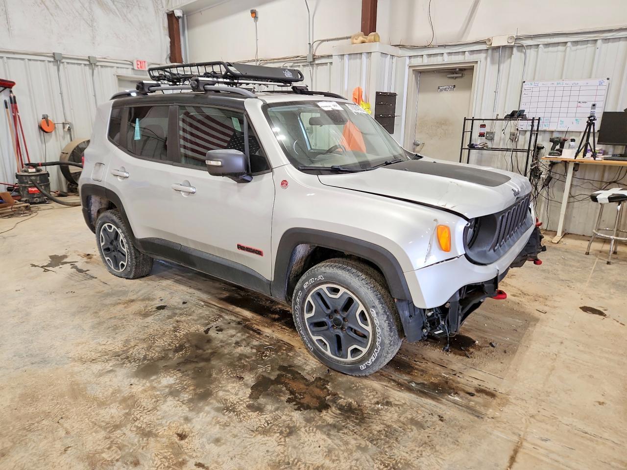 2015 Jeep Renegade Trailhawk - Image 4