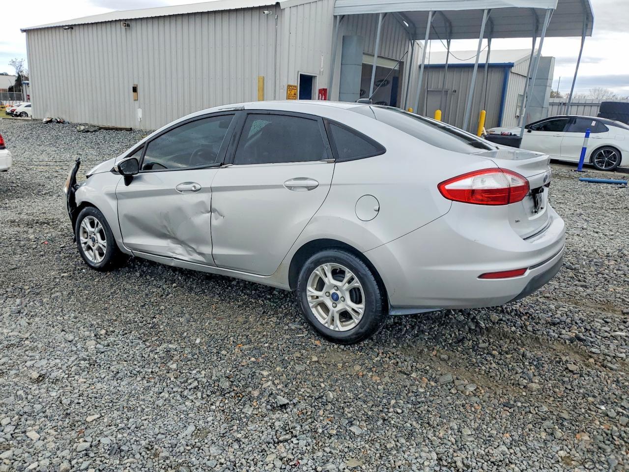 2015 Ford Fiesta Se - Фото 2