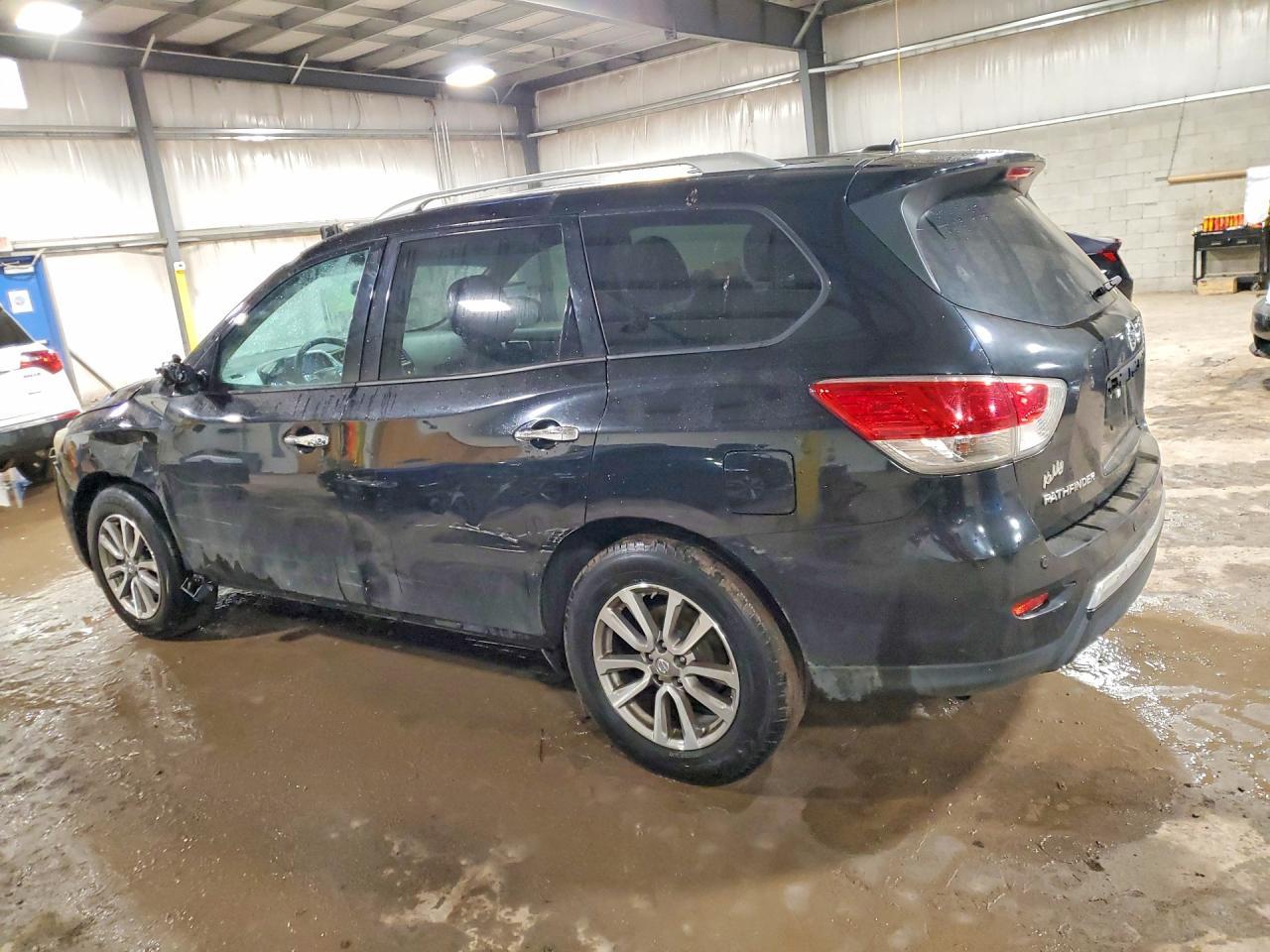 2016 Nissan Pathfinder S - Image 2