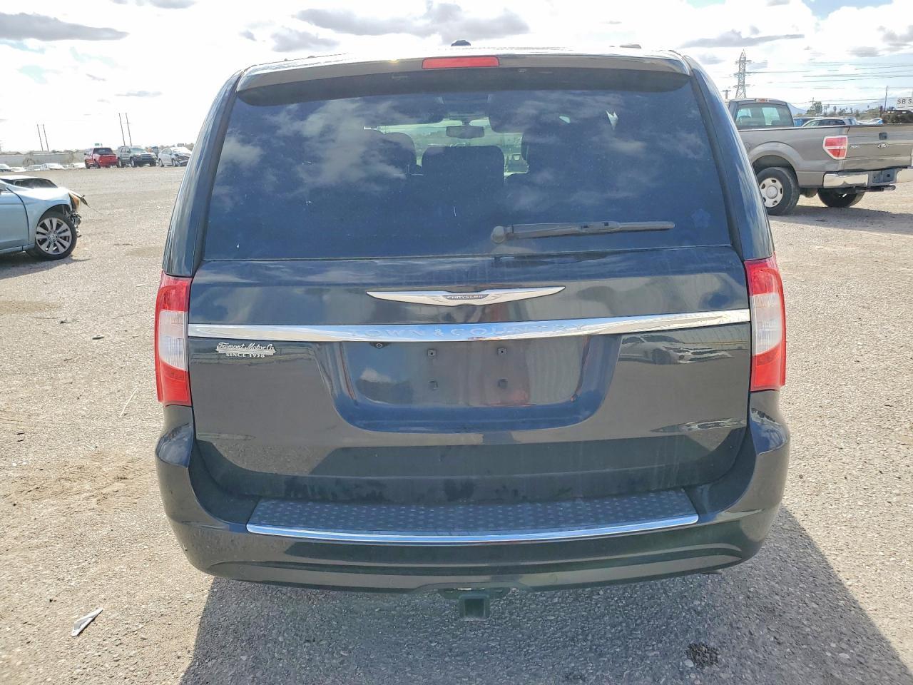 2014 Chrysler Town & Country Touring L - Image 6