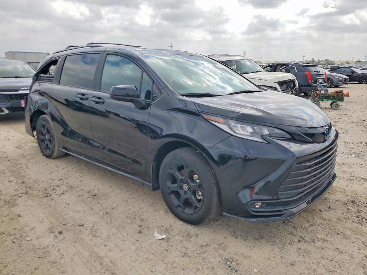 2025 Toyota Sienna Woodland Edition - Image 4