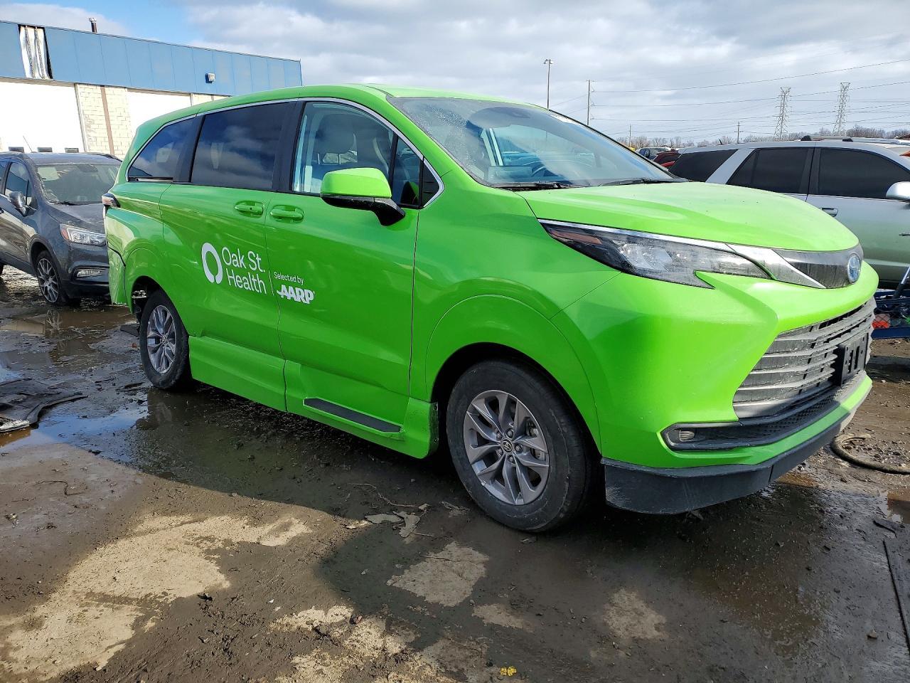 2024 Toyota Sienna Le - Image 4