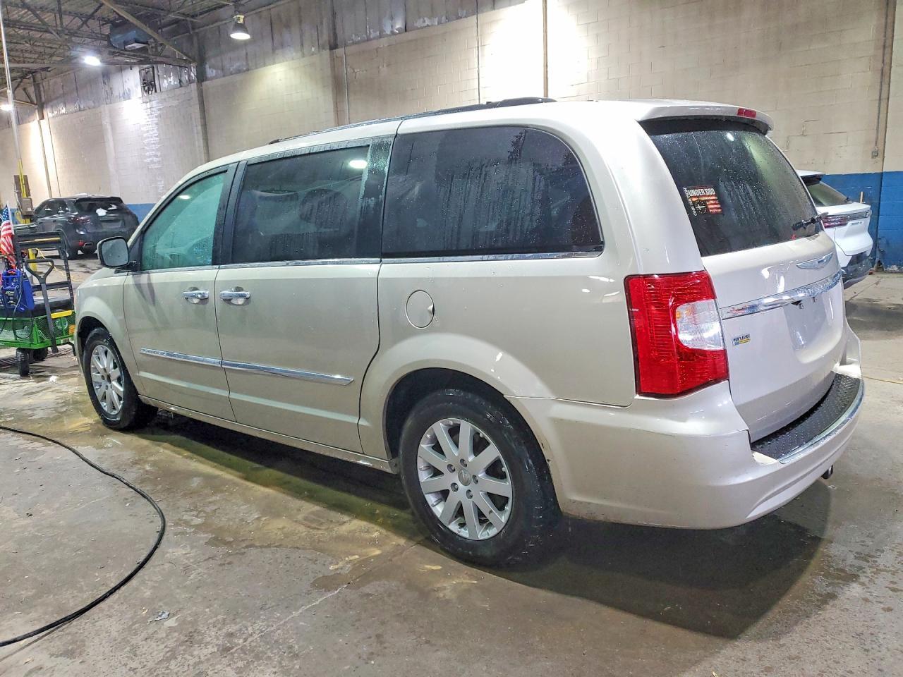 2014 Chrysler Town & Country Touring - Фото 2