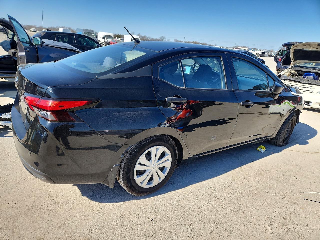 2020 Nissan Versa S - Фото 3