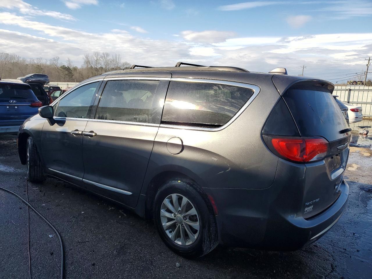 2017 Chrysler Pacifica Touring L - Image 2
