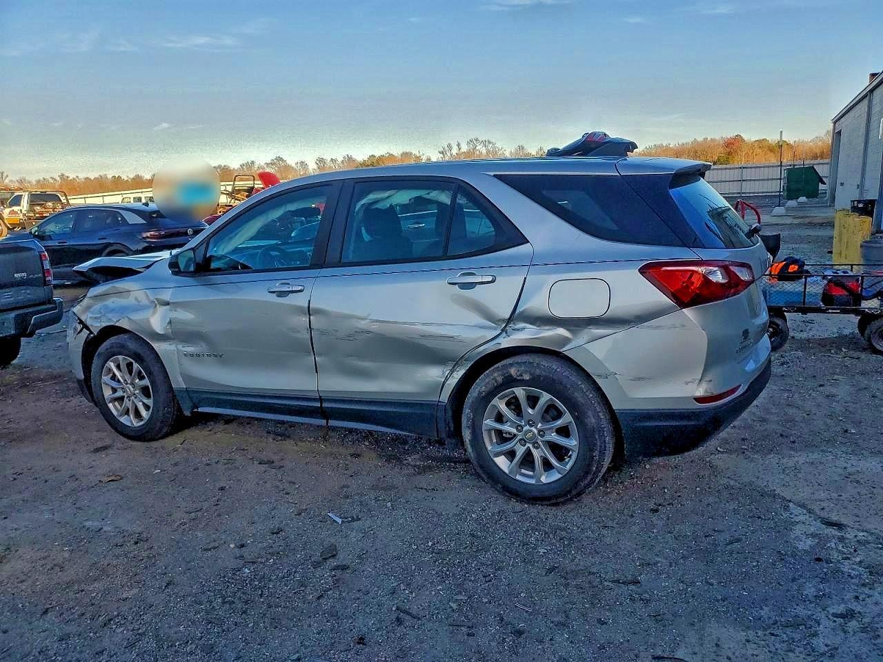 2021 Chevrolet Equinox Ls - Фото 2