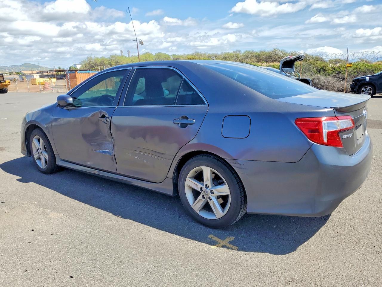 2014 Toyota Camry L - Фото 2