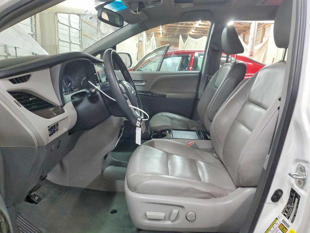 2017 Toyota Sienna Xle Premium 8-Passenger - Image 7