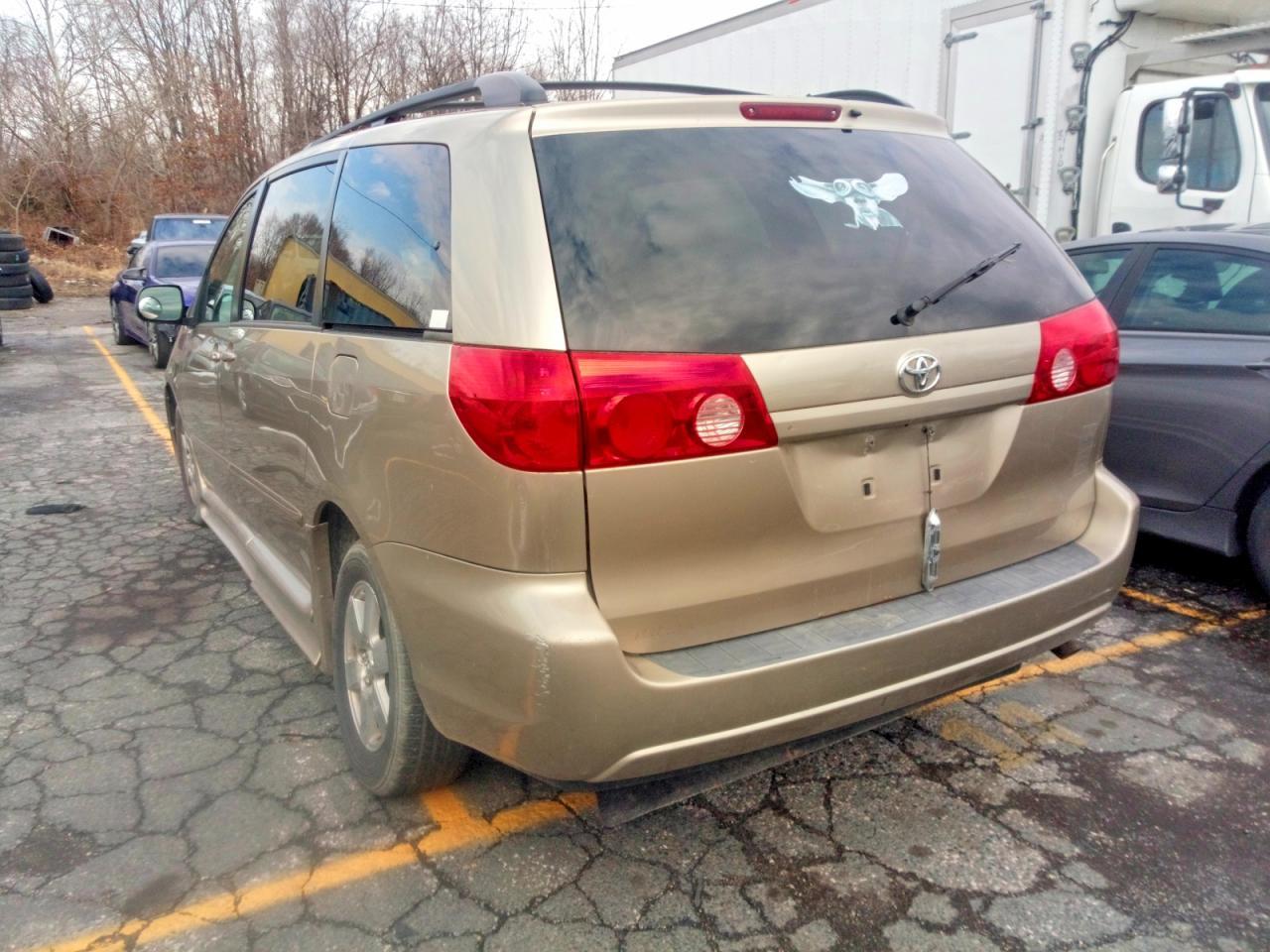 2010 Toyota Sienna Le 8-Passenger - Image 3