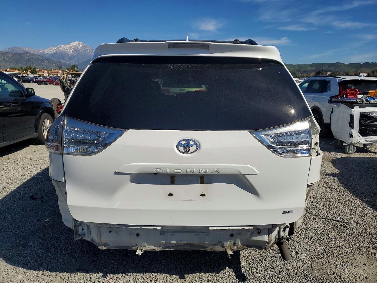 2019 Toyota Sienna Se - Фото 6