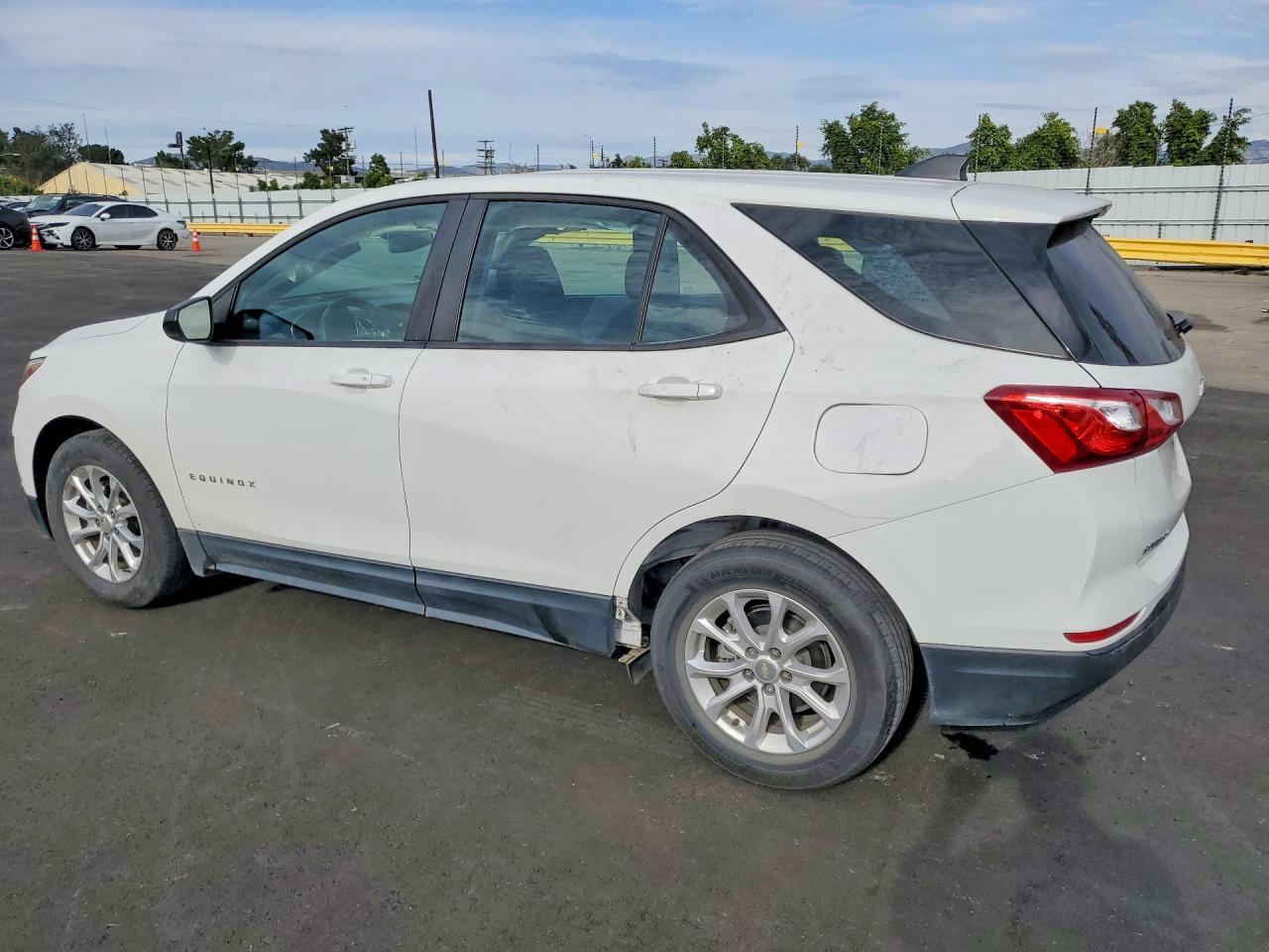 2021 Chevrolet Equinox Ls - Фото 2