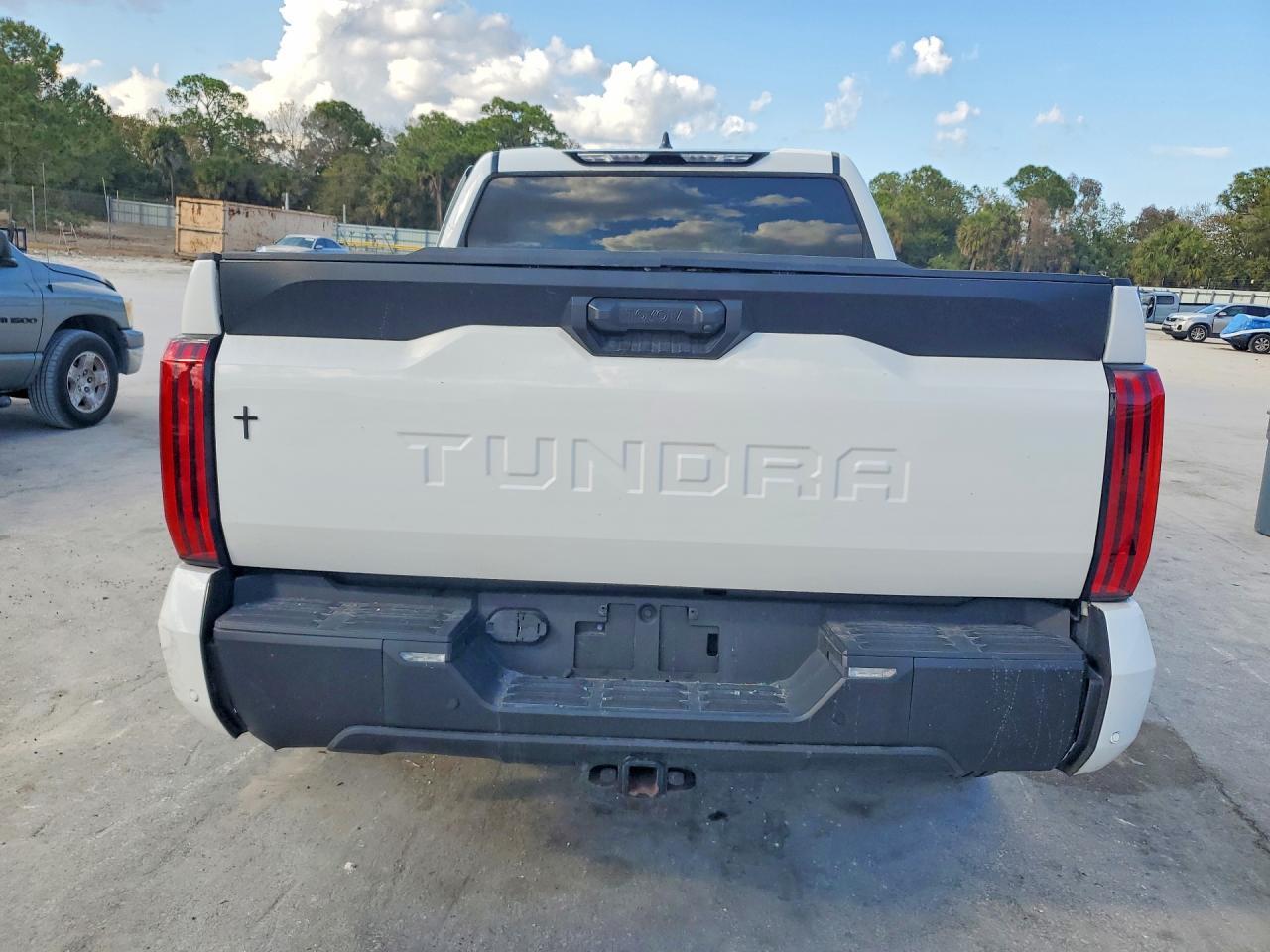 2024 Toyota Tundra Crewmax Sr - Image 6