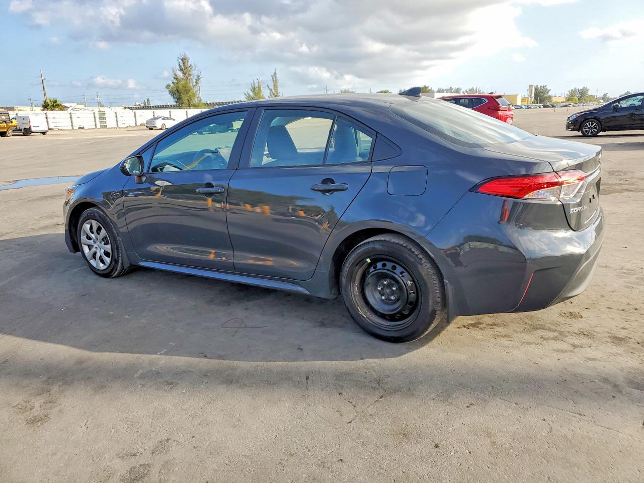 2025 Toyota Corolla Le - Фото 2