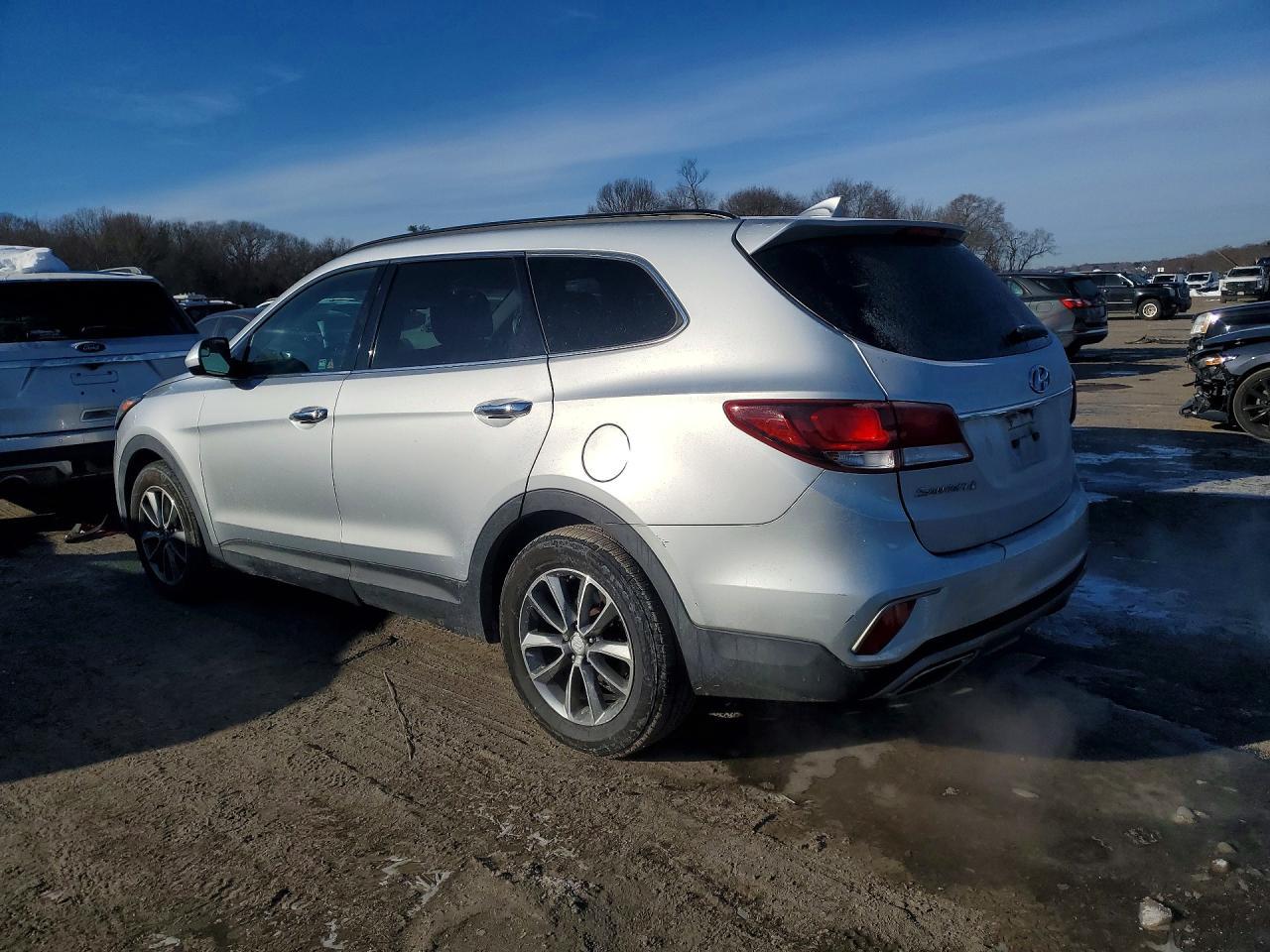 2017 Hyundai Santa Fe Se - Image 2