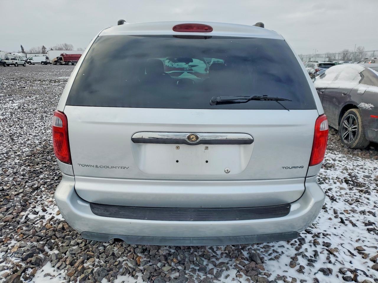 2005 Chrysler Town & Country Touring - Image 6