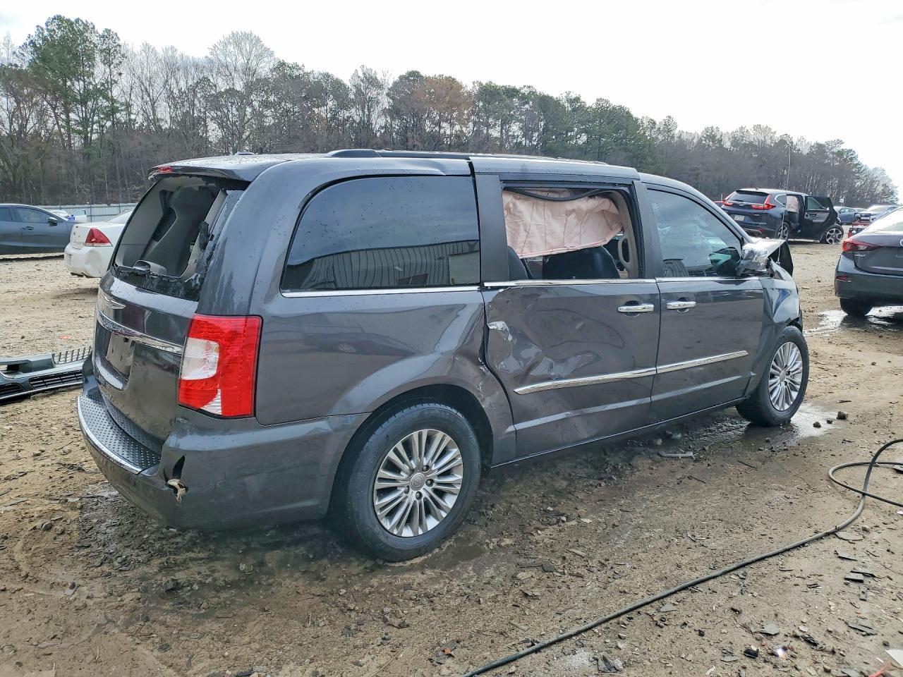 2015 Chrysler Town & Country Touring L - Image 3