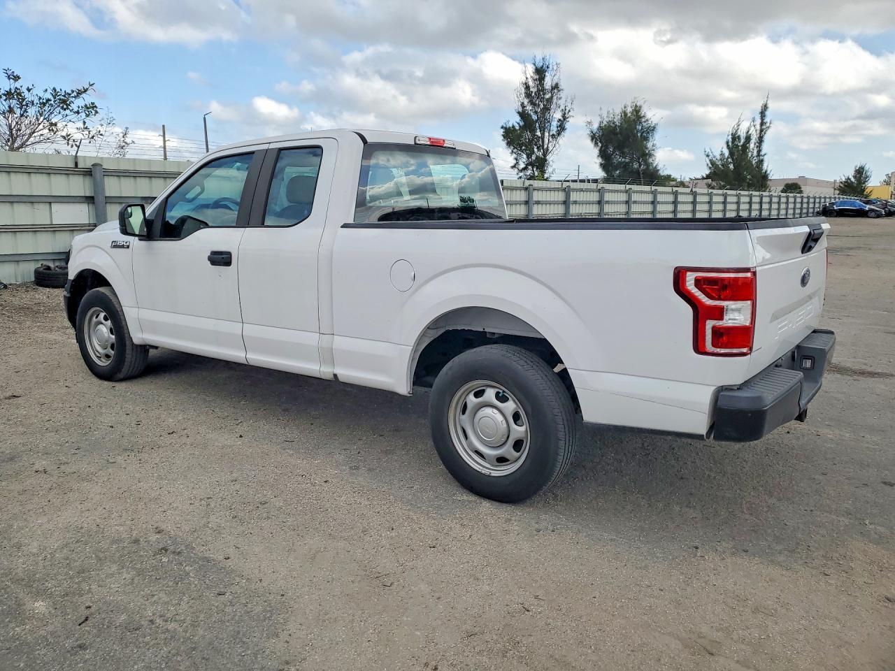 2018 Ford F150 Super Cab - Фото 2