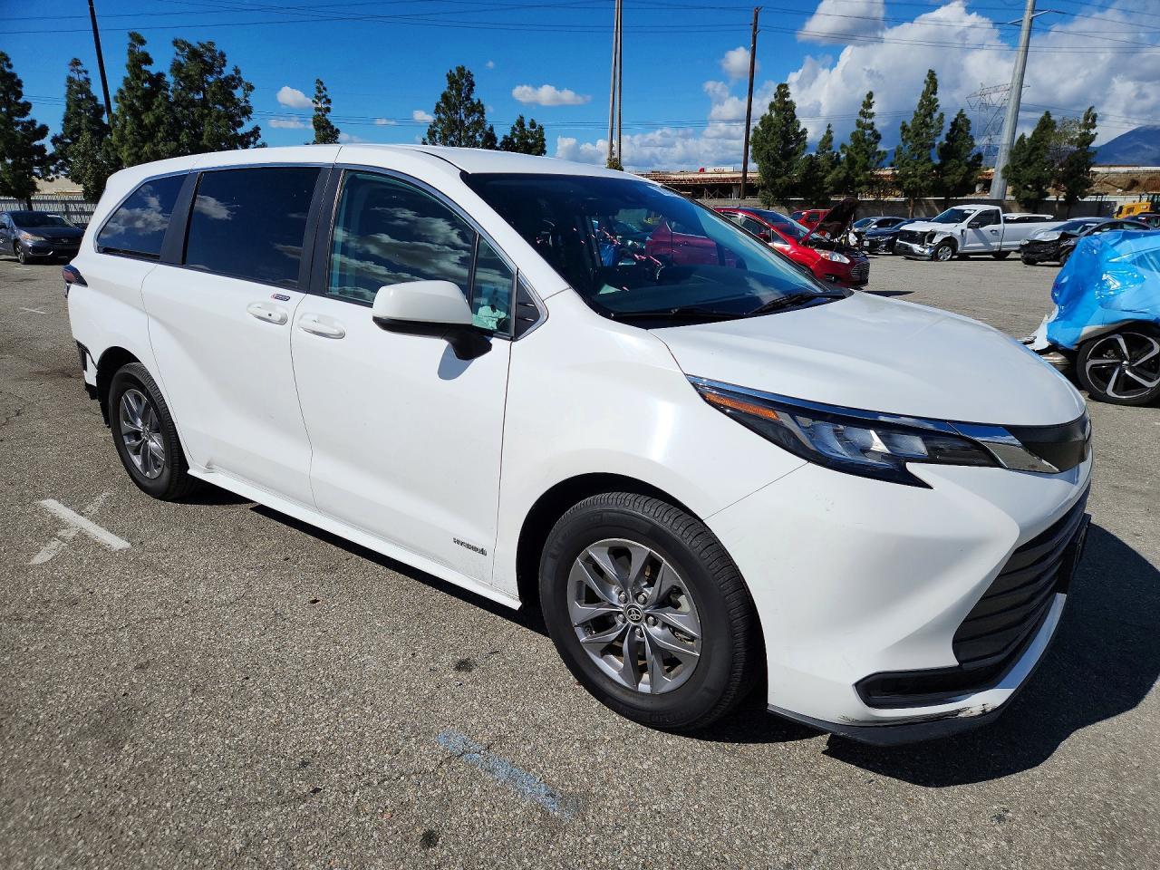 2021 Toyota Sienna Le - Фото 4