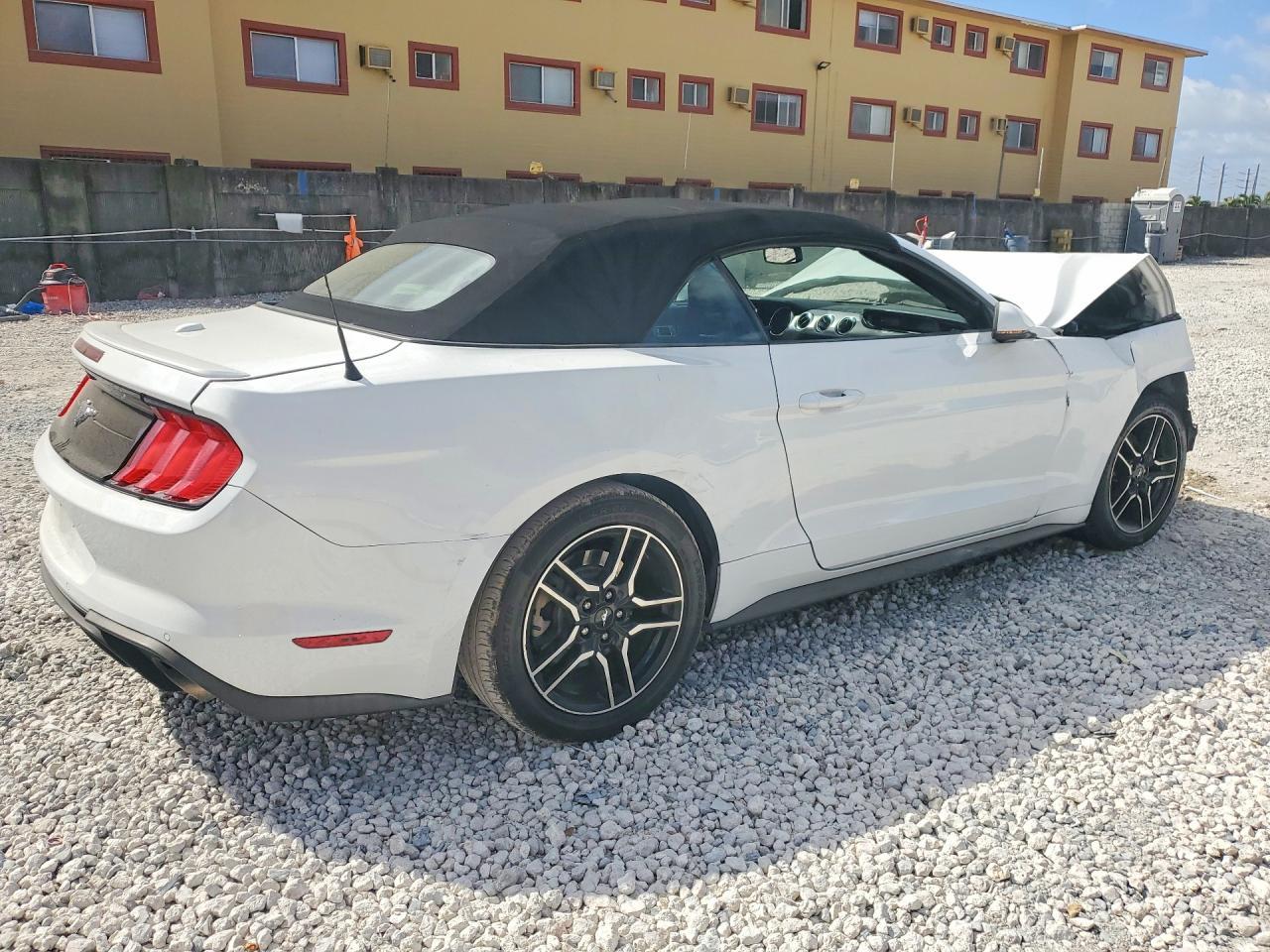 2020 Ford Mustang - Фото 3