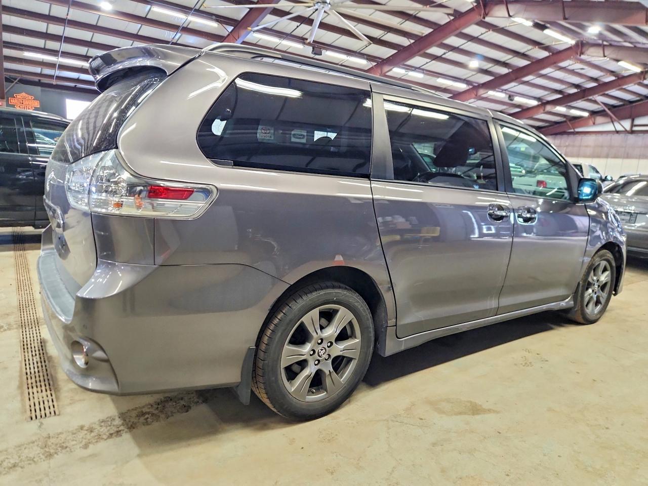 2020 Toyota Sienna Se - Фото 3