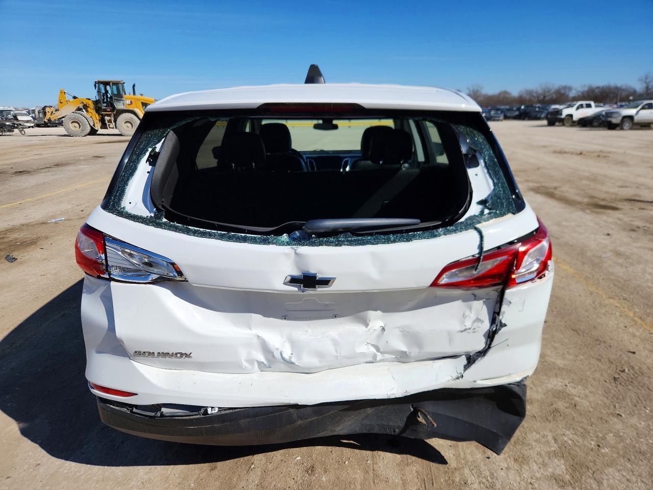 2020 Chev Equinox Ls - Фото 6