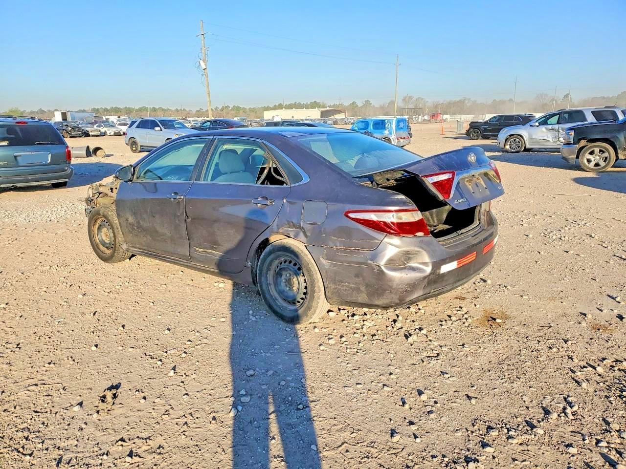 2015 Toyota Camry Le - Фото 2