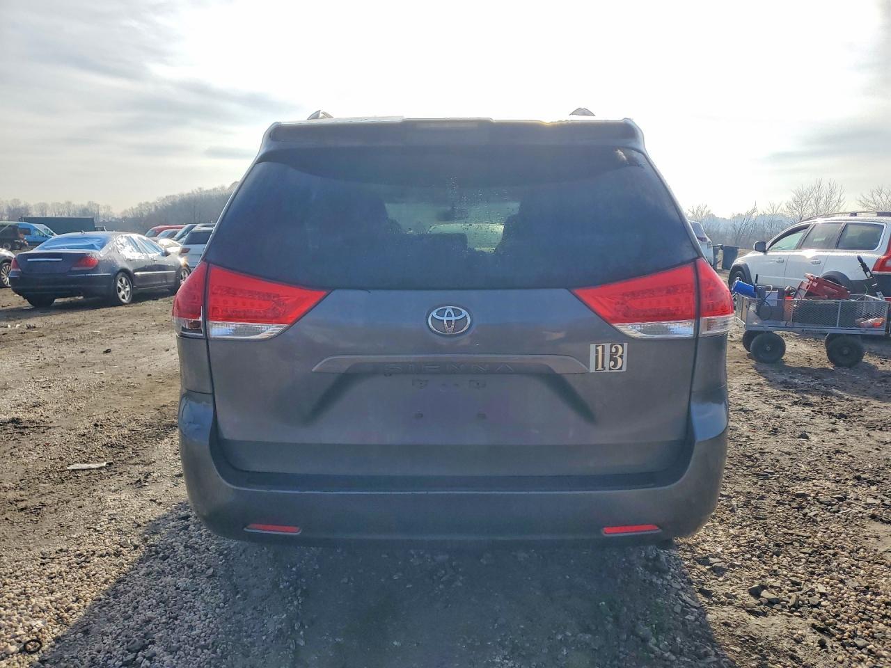 2012 Toyota Sienna Le 8-Passenger - Image 6