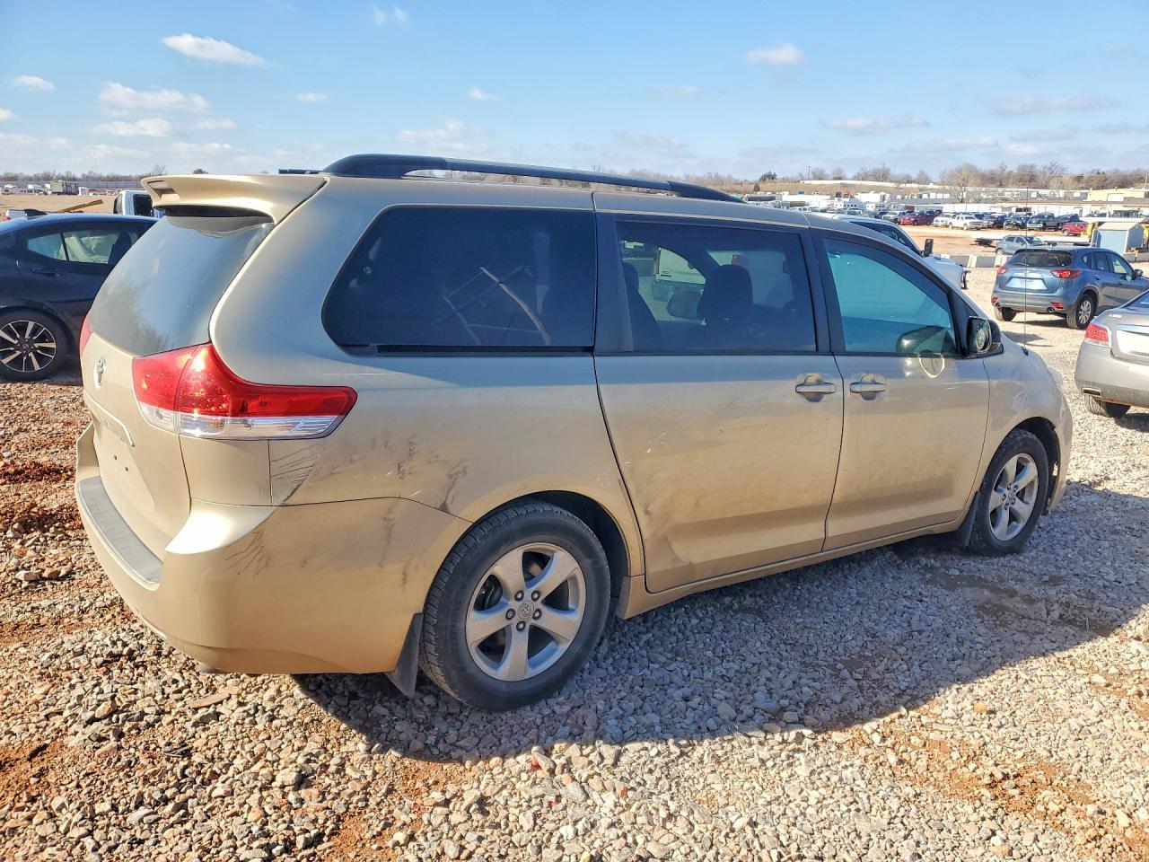 2011 Toyota Sienna Le - Image 3