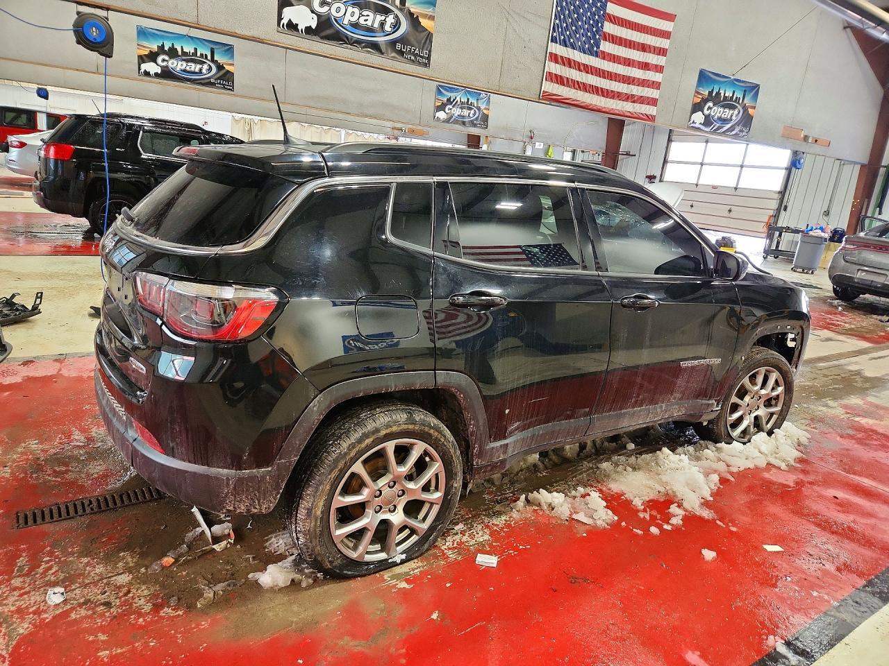 2022 Jeep Compass Latitude Lux - Image 3
