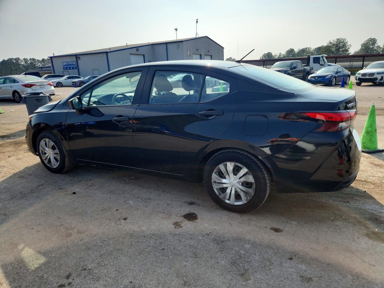 2020 Nissan Versa S - Фото 2