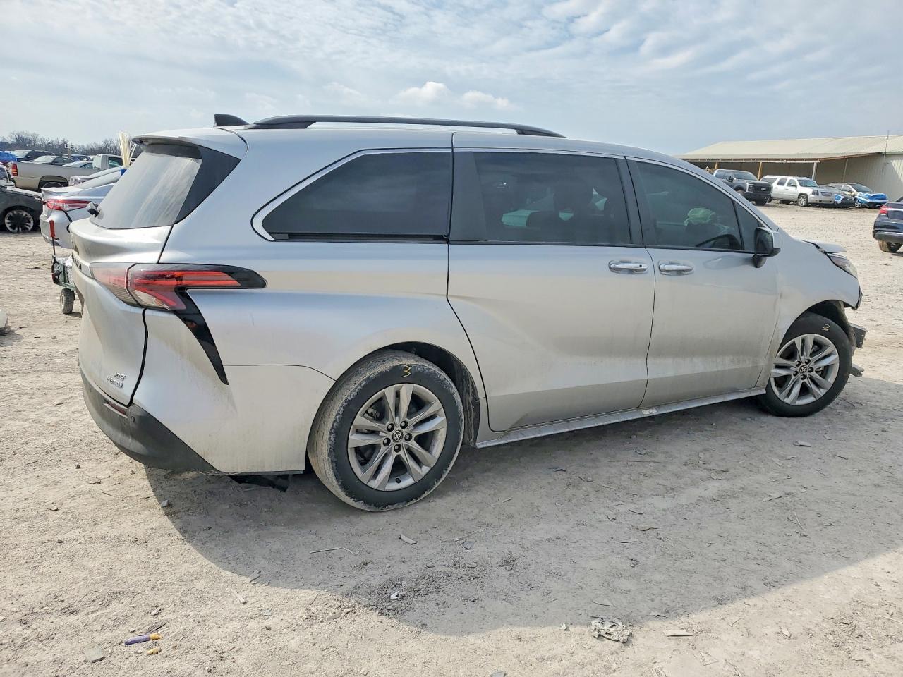 2022 Toyota Sienna Xle - Фото 3