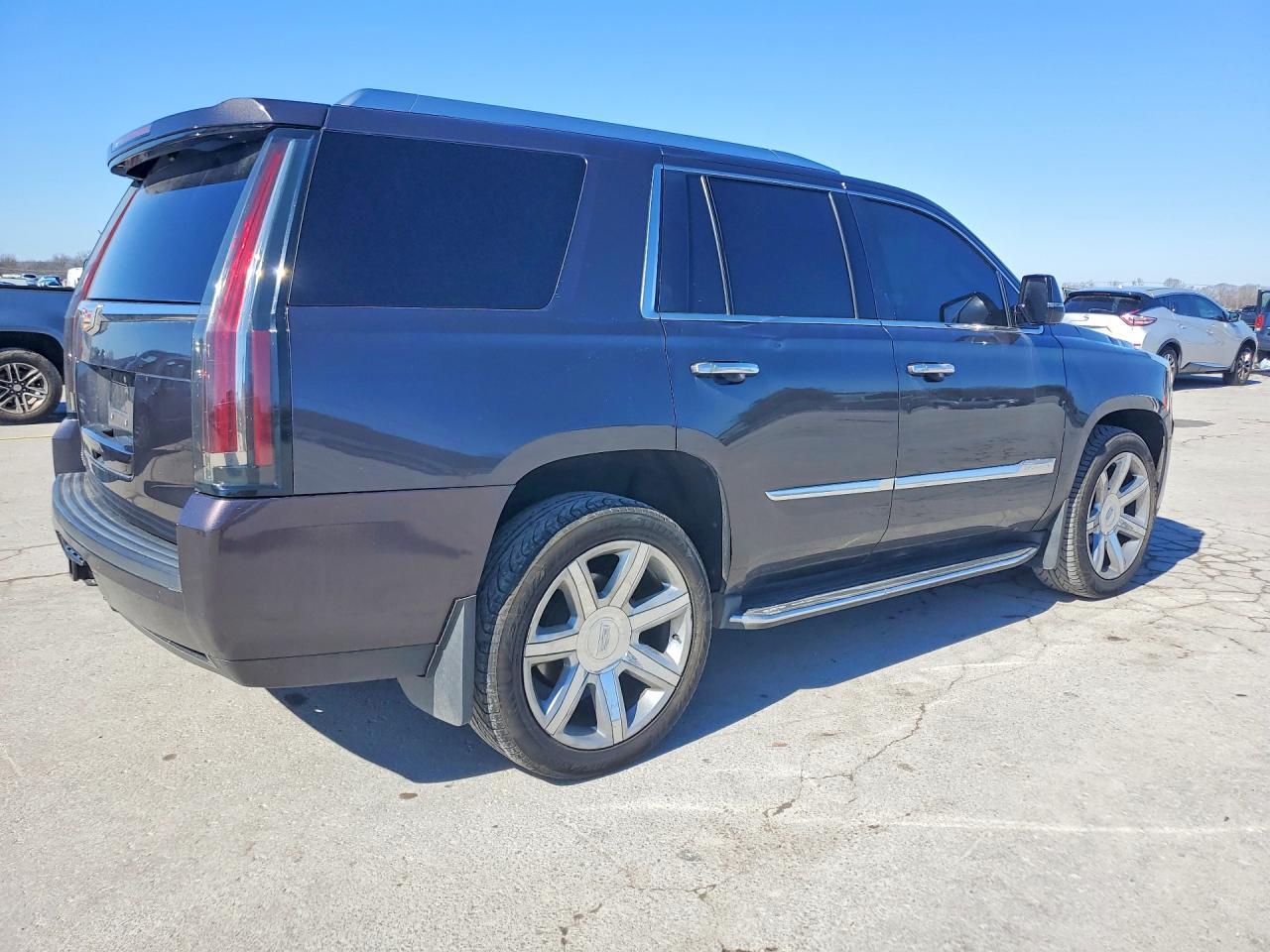 2016 Cadillac Escalade Luxury - Image 3