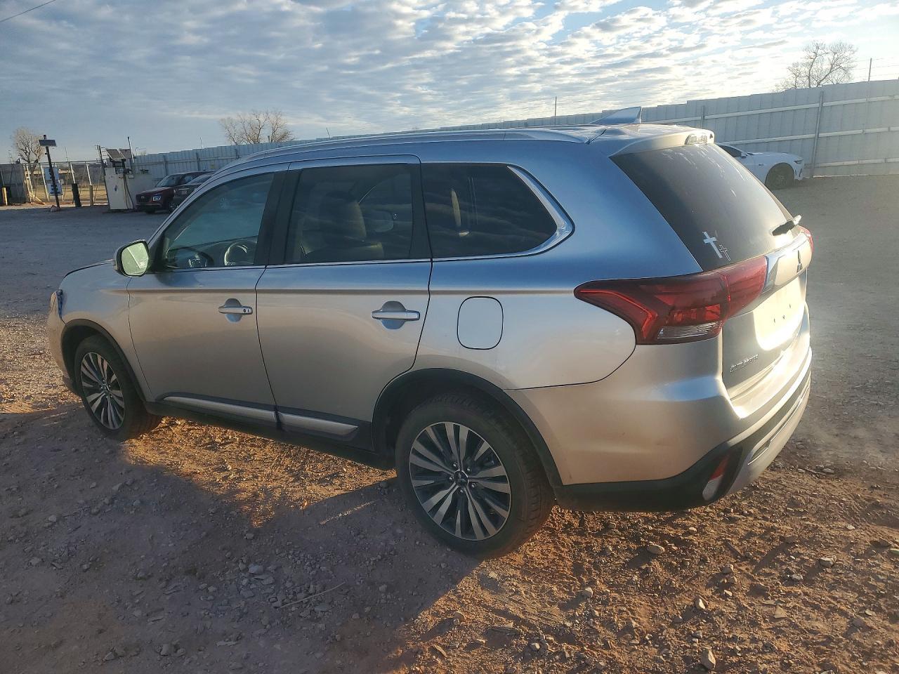2020 Mitsubishi Outlander - Фото 2