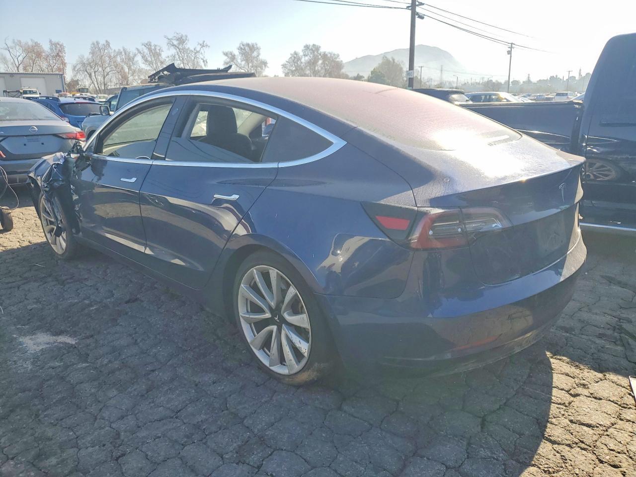 2018 Tesla Model 3 - Фото 2