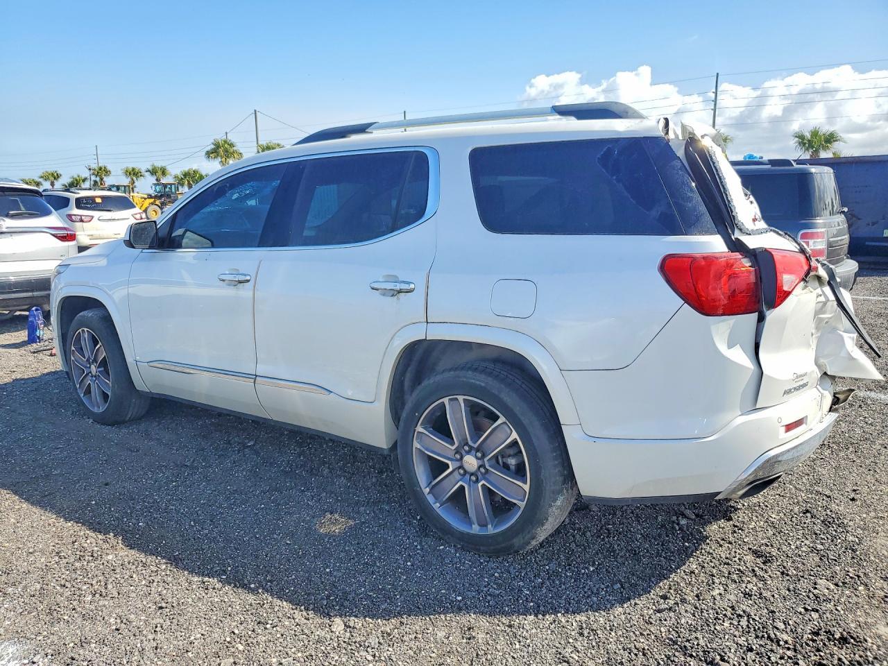 2017 GMC Acadia Denali - Фото 2