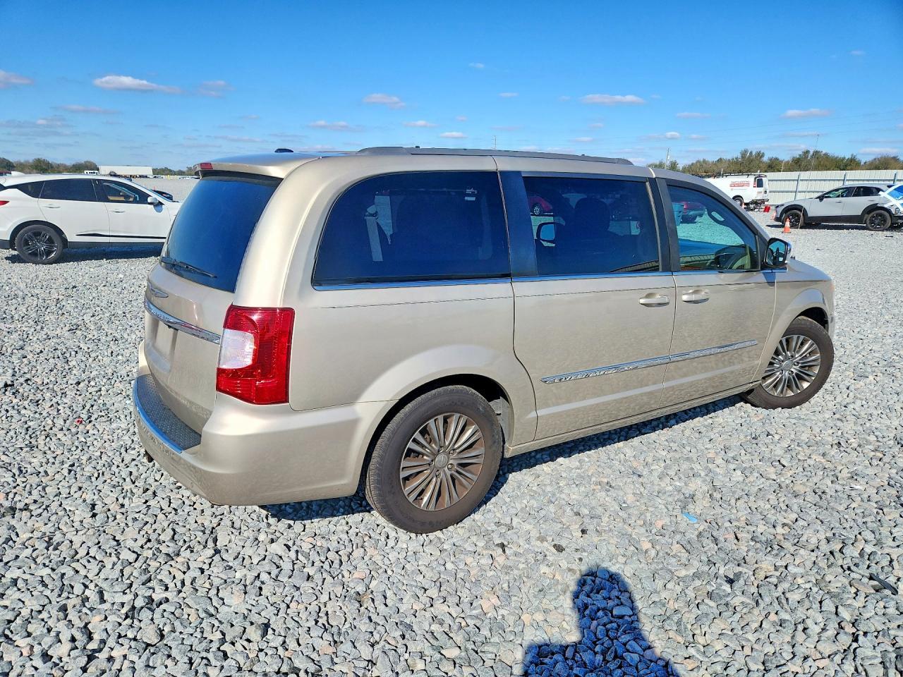 2016 Chrysler Town & Country Touring L - Image 3