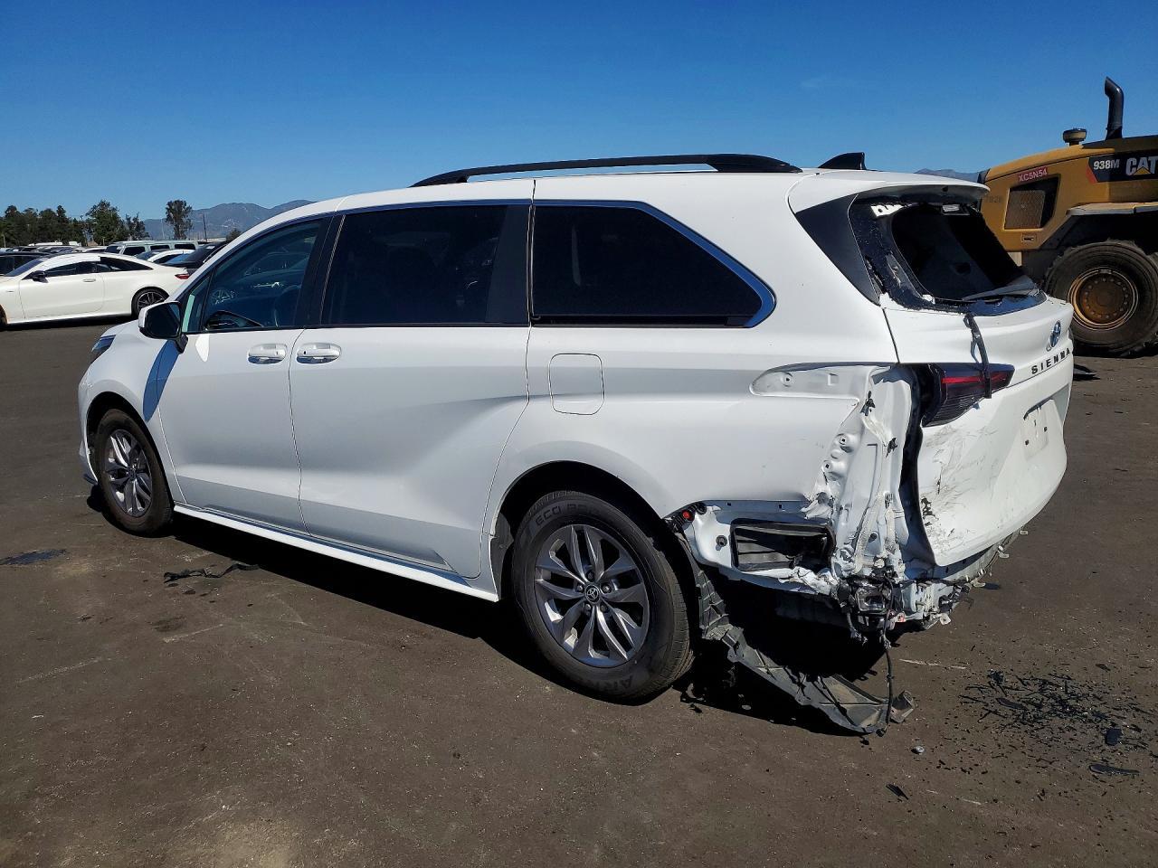 2023 Toyota Sienna Le 8-Passenger - Image 2