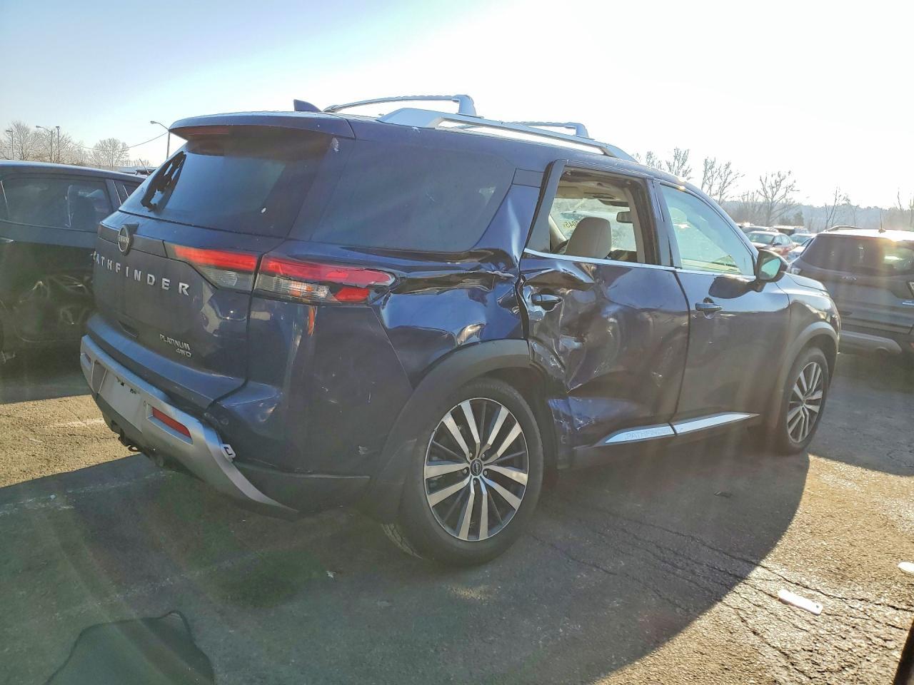 2022 Nissan Pathfinder Platinum - Фото 3