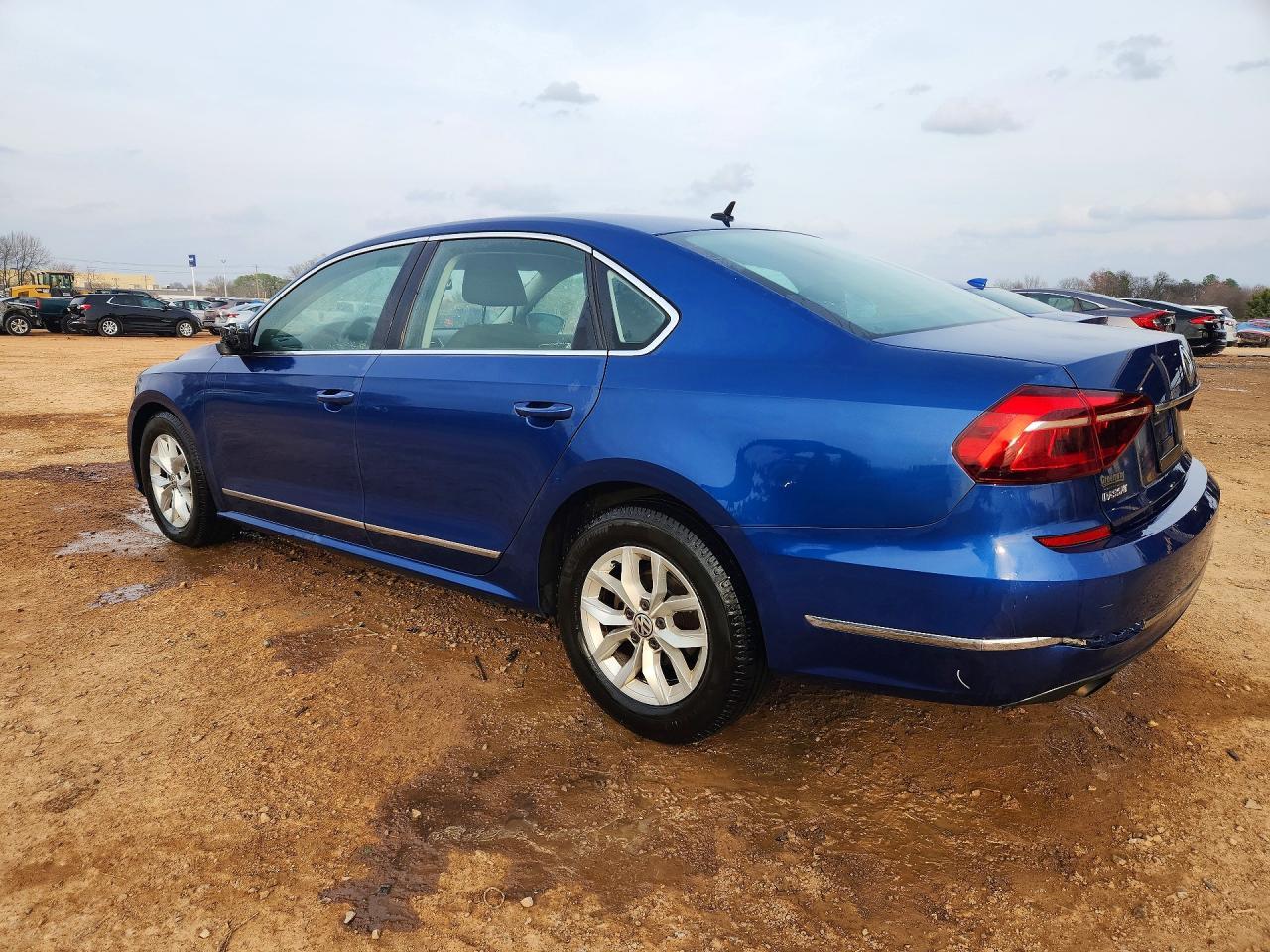2017 Volkswagen Passat S - Фото 2